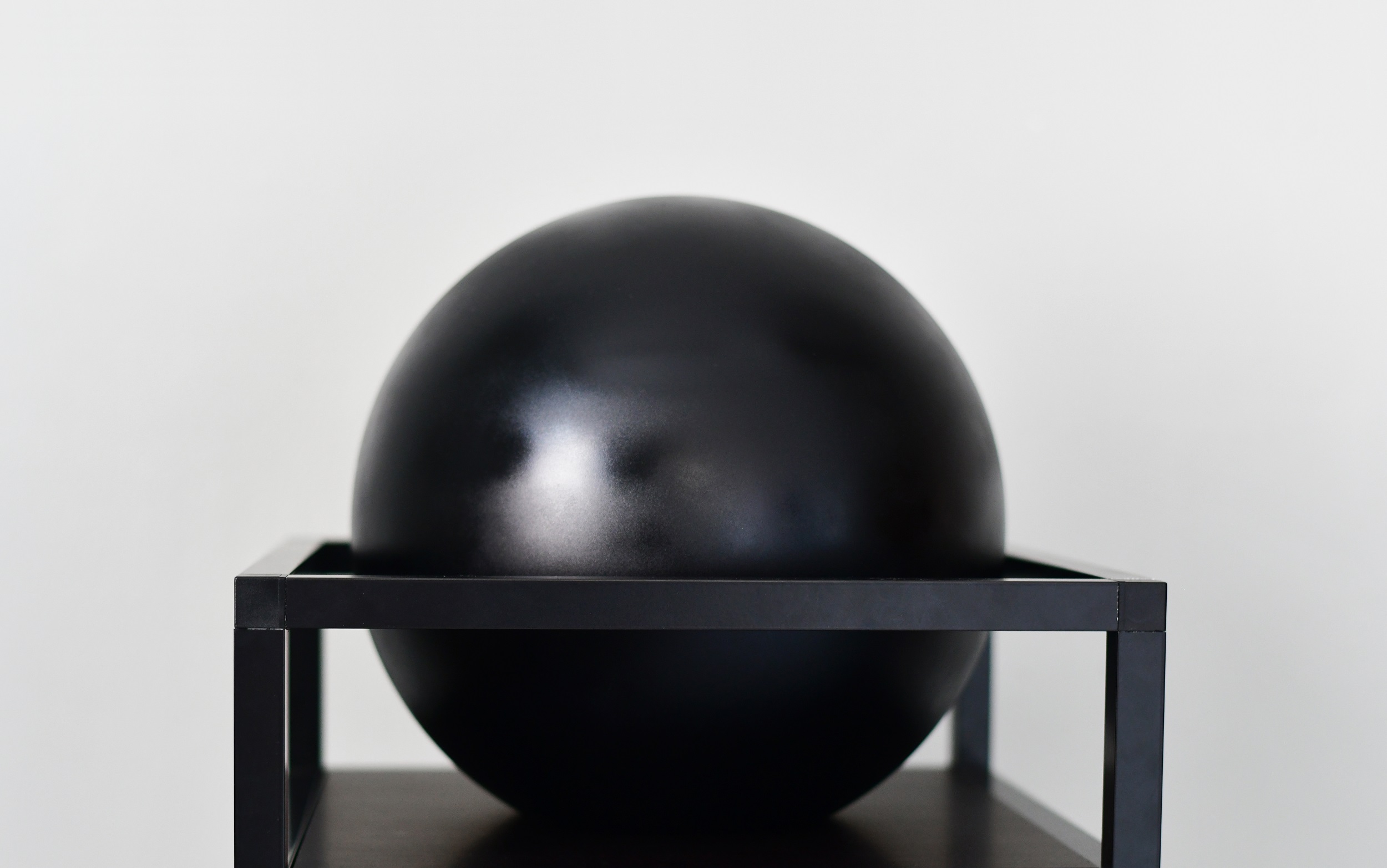 Resonance, 2024 Γυάλινη σφαίρα με επίστρωση, προφίλ αλουμινίου, ξύλο, ακρυλικό χρώμα, μικροϋπολογιστής, αισθητήρες, ηχείο, καλώδια, ηλεκτρονικά εξαρτήματα. 125 x 35 x 35 εκ. Ινστιτούτο Niels Bohr, Κοπεγχάγη, Δανία